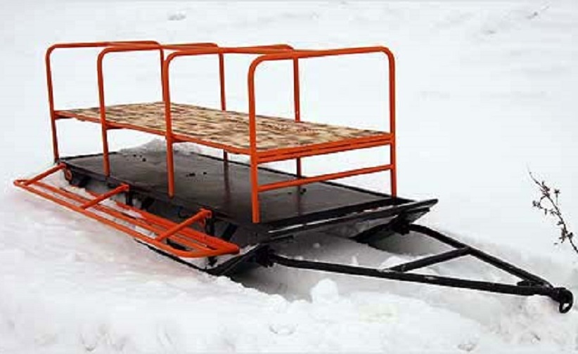 лошадь в упряжке. карета запряженная цугом. конная упряжка тройка. с днем сани. масленица катание на санях.